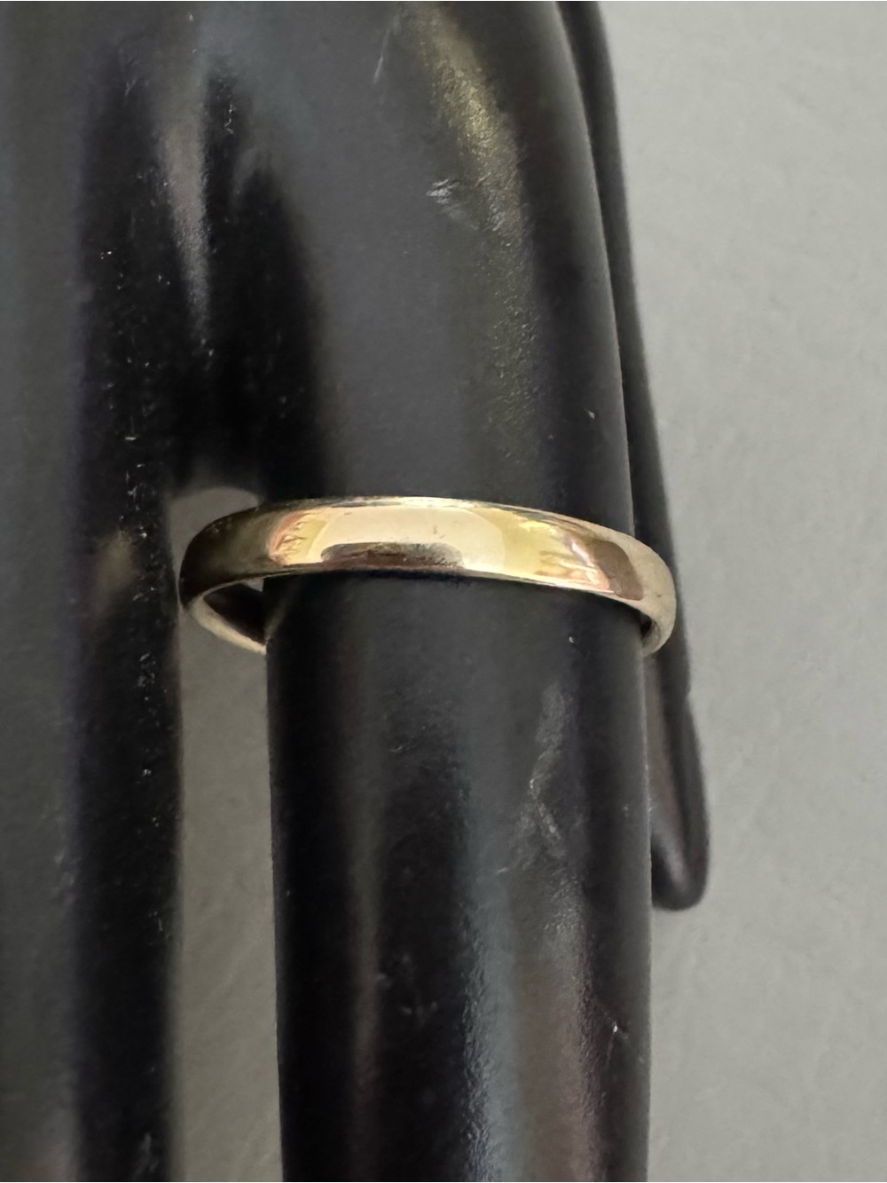 Solid 14k yellow gold wedding band - Picture 6 of 6